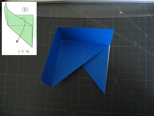 Doblar el papel hacia abajo, aprovechando el pliegue que hicimos en la foto 1. Para completar la caja necesitamos cuatro piezas como ésta.