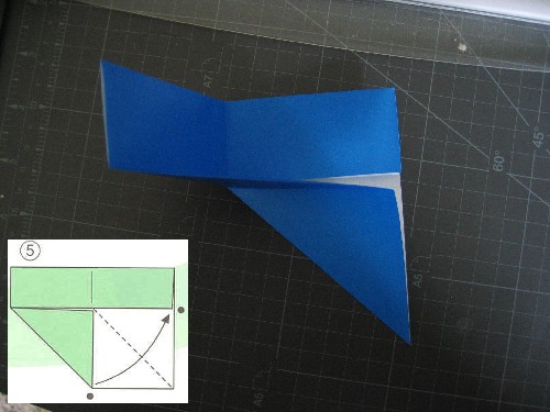 Unir los puntos negros, plegando en diagonal desde la intersección central hasta la esquina derecha del papel. Este pliegue forma la esquina de la caja, por tanto debe ser muy exacto.