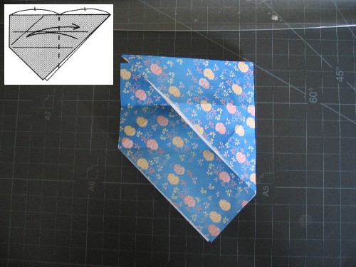 Marca un pligue vertical que divida la pieza por la mitad y abre el papel