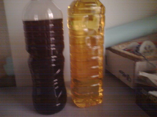 En la foto se ve el oleato y una botella de aceite normal