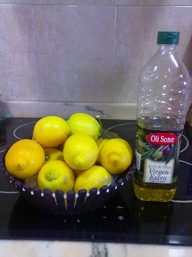 De estos limones hice el zumo que sustituyó toda el agua, y de esa botella fué el aceite &quot;el que le falta&quot;